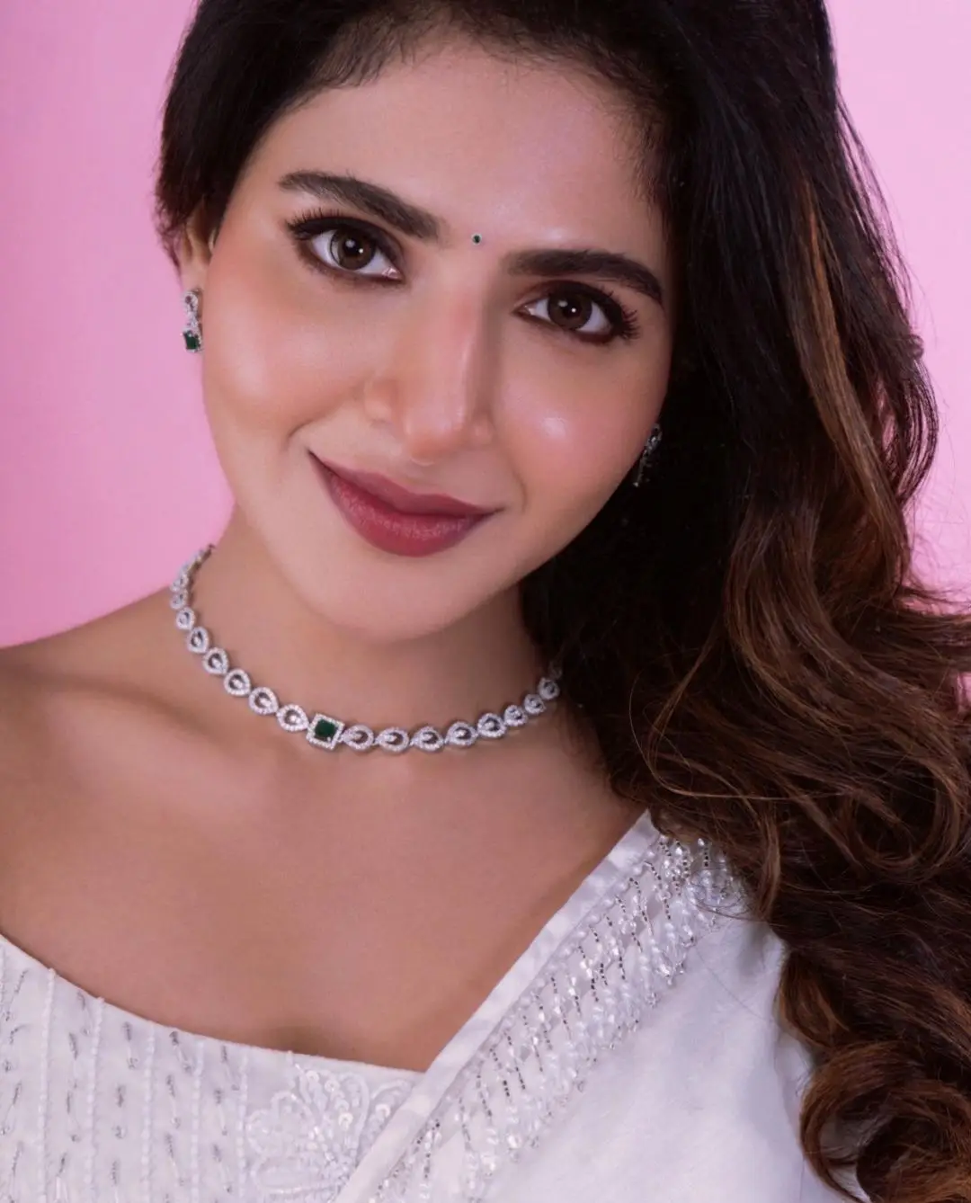 INDIAN GIRL ISWARYA MENON IN TRADITIONAL WHITE SAREE SLEEVELESS BLOUSE